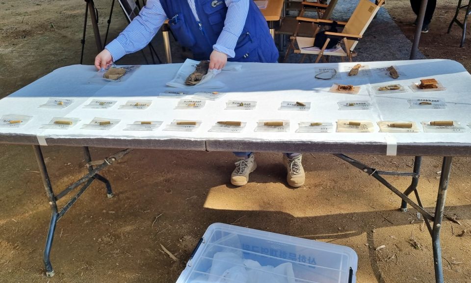 총알과 버클, 신발 등 유류품 90여점이 발견됐다.(2024.9.11) / 사진.김천교육너머 