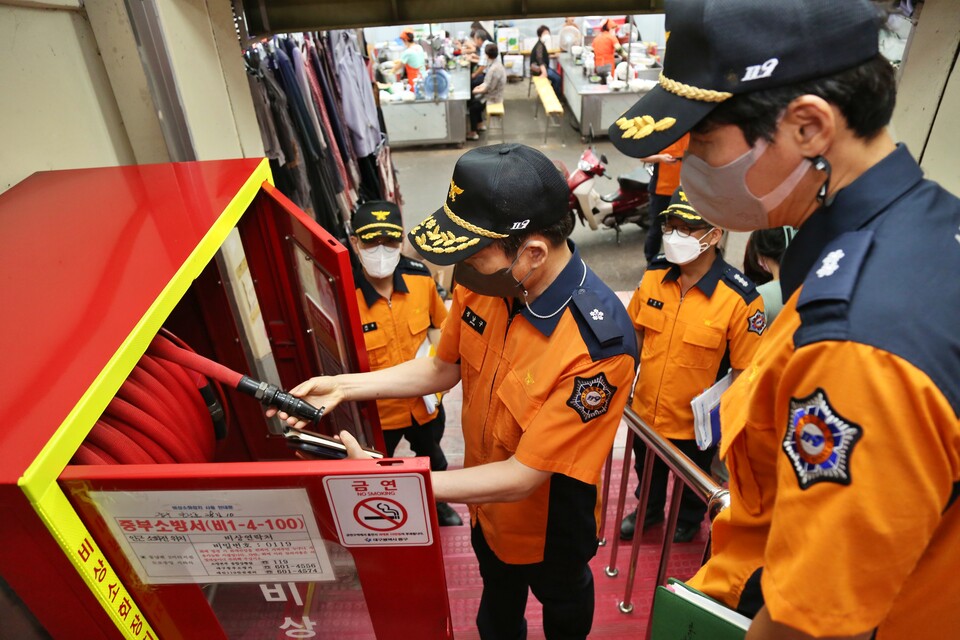 대구소방안전본부가 서문시장 현장 안전점검을 진행하고 있다.(2021.10.29) / 사진 출처.대구소방안전본부