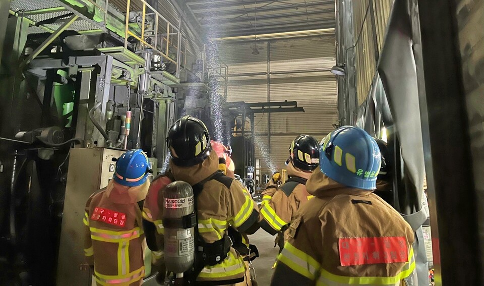 대구 달성군 유가읍 한 공장에 불이 나 소방관들이 진화하고 있다.(2024.9.11) / 사진 출처.대구소방안전본부