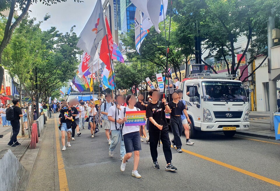 제15회 대구퀴어문화축제에 참가한 시민들이 중앙로 대중교통전용지구를 행진하고 있다.(2023.6.17) / 사진.평화뉴스 정준민 기자