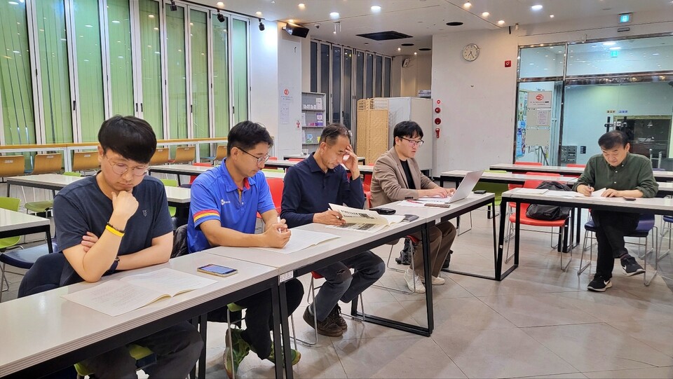 평화뉴스 82차 독자위원회...(왼쪽부터)이동민 위원, 정현태 위원, 이형근 위원, 정준민 기자, 유지웅 기자(2024.9.24) / 사진.평화뉴스 김영화 기자