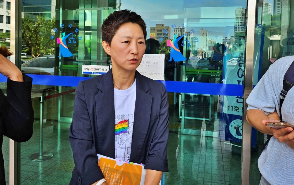 배진교 대구퀴어문화축제 조직위원장이 심문을 마친 뒤 기자들과 인터뷰를 하고 있다.(2024.9.24) / 사진.평화뉴스 정준민 기자