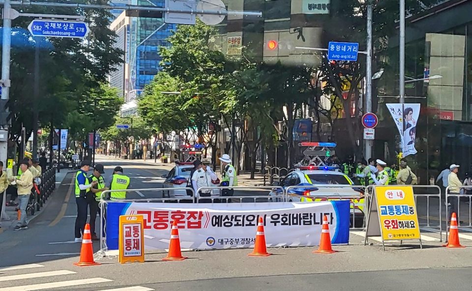 지난해 제15회 대구퀴어축제 당시 대중교통전용지구 2개 차선에서 축제가 열렸다. 경찰이 중앙로역 입구 쪽 도로를 통제하고있다.(2023.6.17) / 사진.평화뉴스 김영화 기자