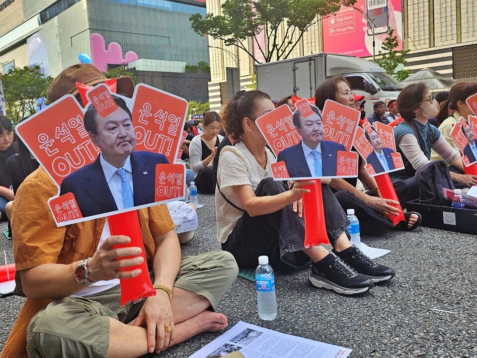 "윤석열 OUT"이라 적힌 피켓을 들고 있는 노동자들(2024.9.27) / 사진.평화뉴스 정준민 기자