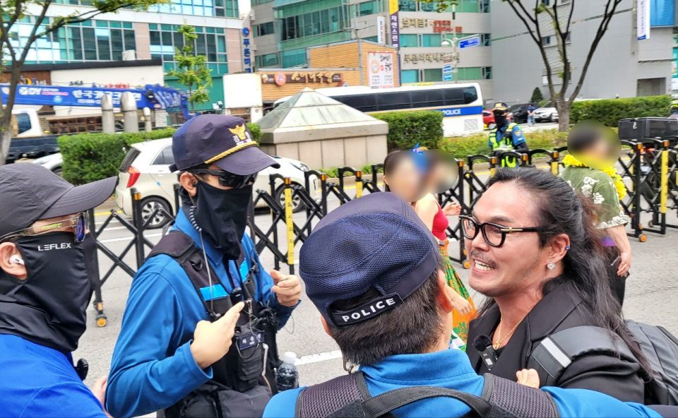 극우 유튜버 안정권씨가 대구퀴어축제 현장에서 고성을 지르다 경찰관들에게 제지당하고 있다.(2024.9.28) / 사진.평화뉴스 김영화 기자