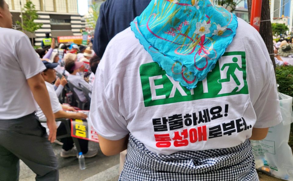 "탈춣파세요! 동성애로부터..." 티셔츠를 입은 개신교 신도(2024.9.28) / 사진.평화뉴스 김영화 기자