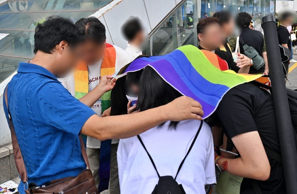 "이들에게 축복이 있기를...아멘"...성소수자들에게 무지개 축복식을 하는 목회자들(2024.9.28) / 사진.평화뉴스 정준민 기자