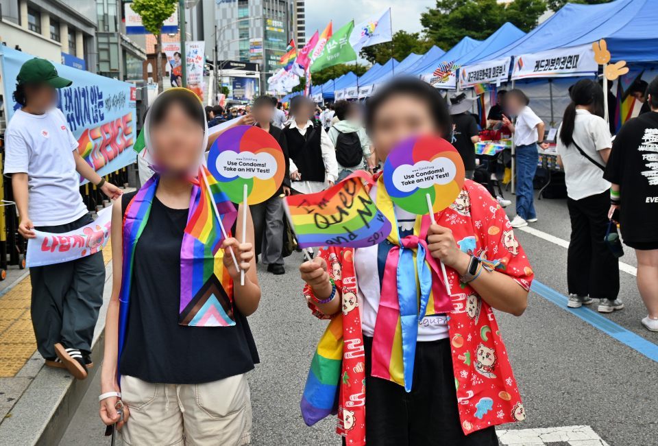 일곱색깔 무지개 깃발을 온몸에 두르고 퀴어축제 부스 행사에 참가한 시민들의 모습(2024.9.28) / 사진.평화뉴스 정준민 기자