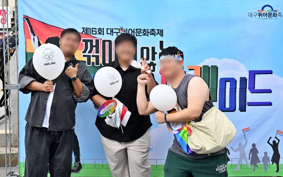 대구퀴어축제에 참석한 시민들이 무지개 깃발과 부채를 들고 사진을 찍고 있다.(2024.9.28) / 사진.평화뉴스 정준민 기자