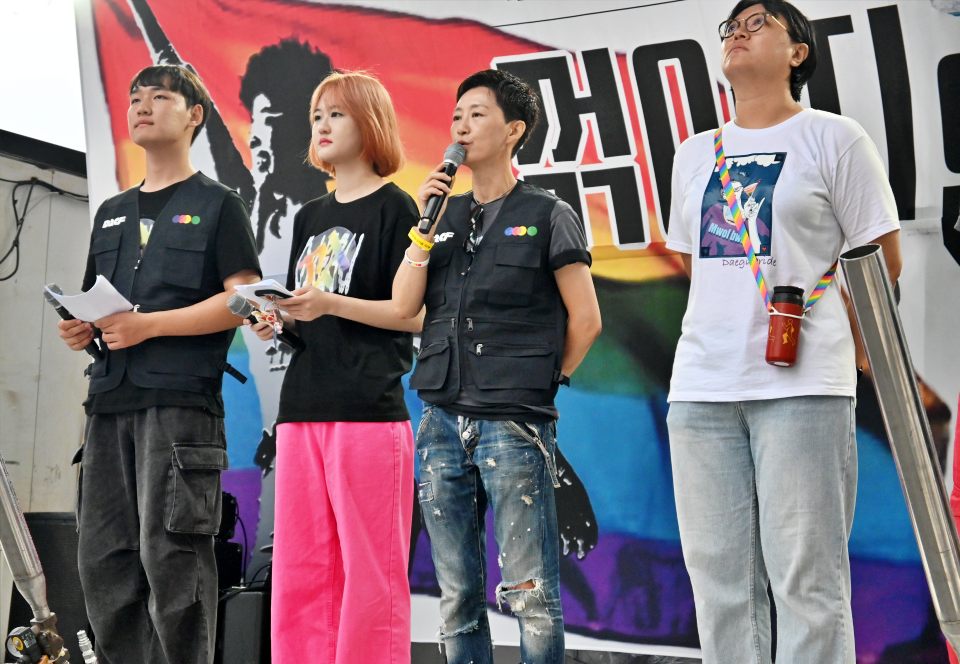 배진교 대구퀴어축제조직위 공동집행위원장이 무대에서 발언 중이다.(2024.9.28) / 사진.평화뉴스 정준민 기자