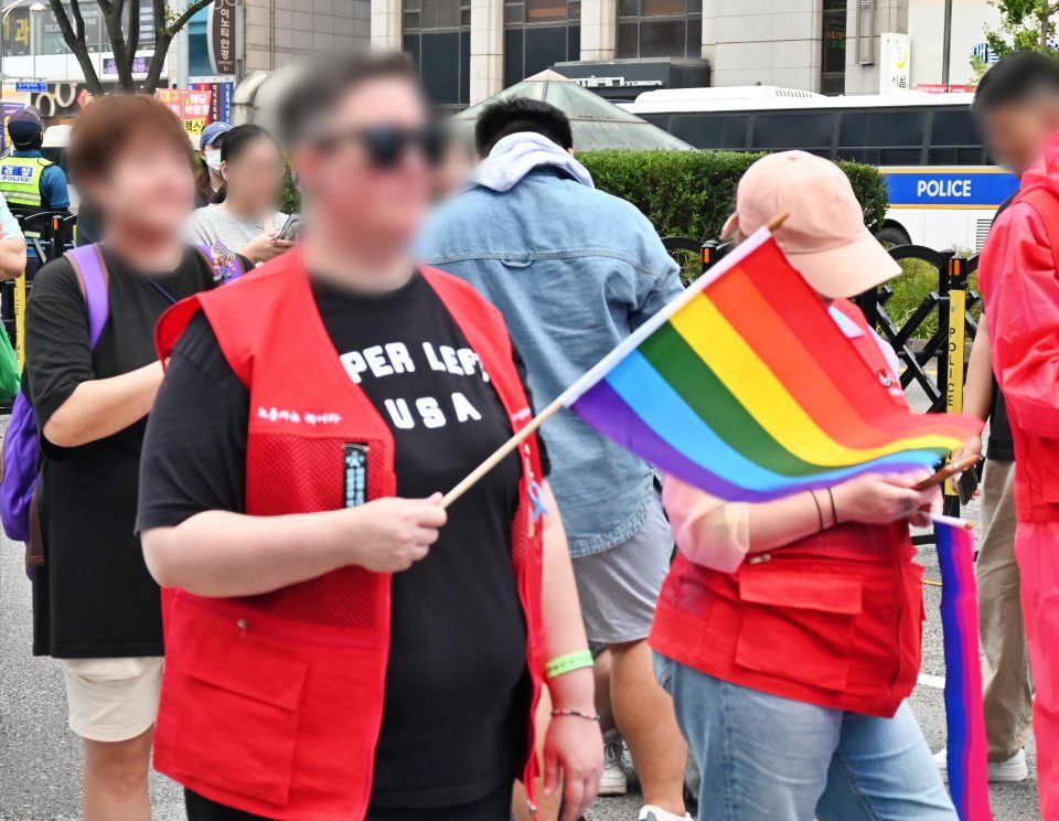 외국인들도 무지개 깃발을 흔들며 대구퀴어축제에 참가해 성소수자들의 권리를 지지했다.(2024.9.28) / 사진.평화뉴스 정준민 기자