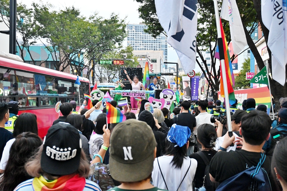 '자긍심 퍼레이드'...트럭 위에 올라 춤을 추는 등 행진 퍼포먼스를 진행하는 모습(2024.9.28) / 사진.평화뉴스 정준민 기자