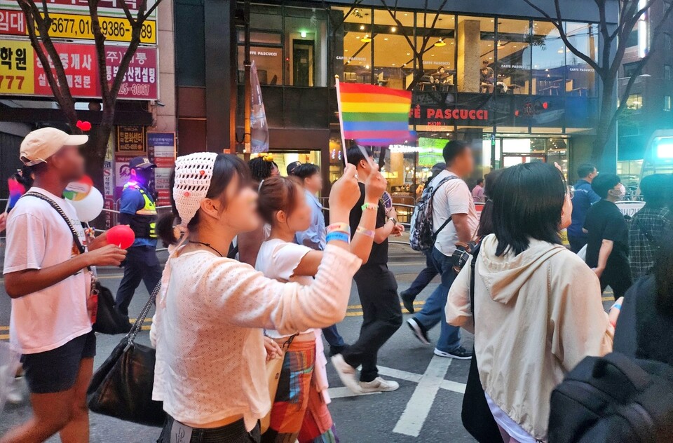 제16회 대구퀴어문화축제 참가자들이 무지개 깃발을 흔들며 대중교통전용지구를 행진하고 있다.(2024.9.28) / 사진.평화뉴스 정준민 기자