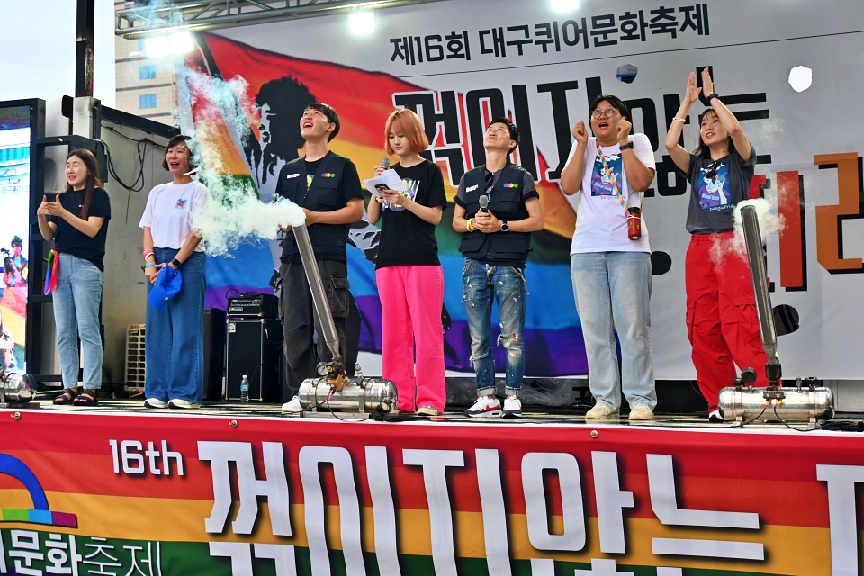대구퀴어문화축제 조직위원회가 선포식을 알리며 축포를 터뜨리고 있다.(2024.9.28) / 사진.평화뉴스 정준민 기자
