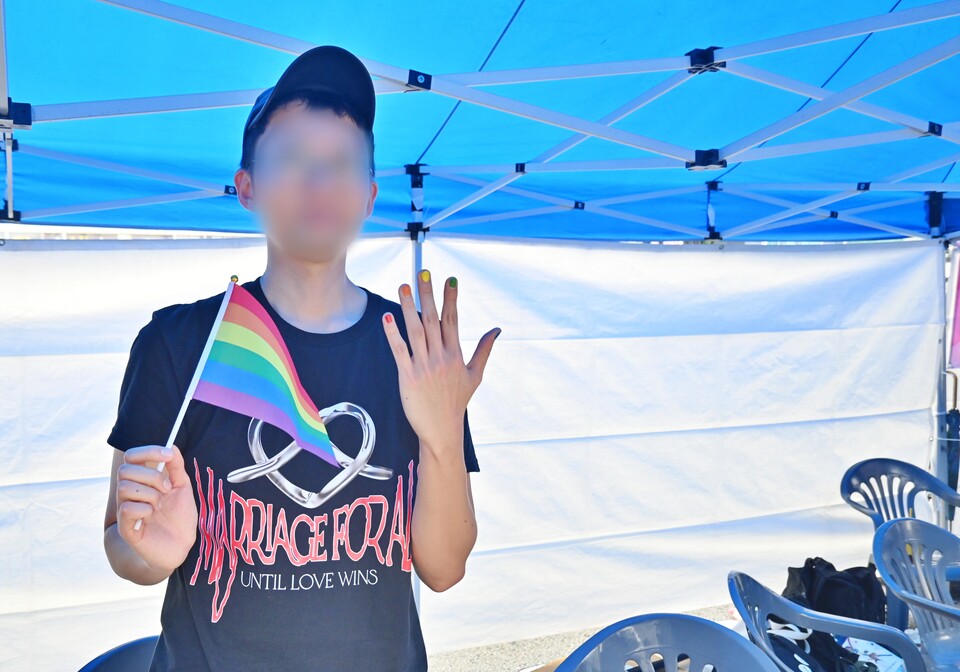 퀴어문화협동조합 한 활동가가 손톱에 무지개 색 메니큐어를 바른 모습을 보여주고 있다.(2024.9.28) / 사진.평화뉴스 정준민 기자