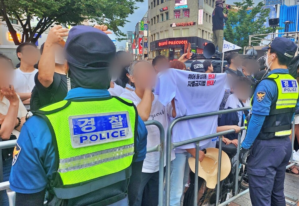 퀴어축제 반대단체에서 "퀴어 반대, 차별금지법 반대" 피켓팅을 하고 있다.(2024.9.28) / 사진.평화뉴스 정준민 기자