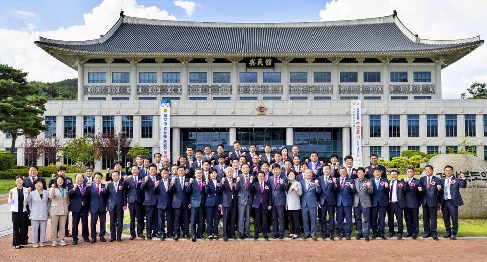 제12대 경북도의원들이 개원 기념 단체사진을 찍고 있다.(2022.7.4) / 사진 출처.경북도의회