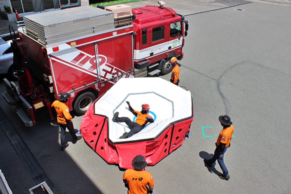 소방서의 공기안전매트(에어매트) 전개 훈련 / 사진.전주완산소방서