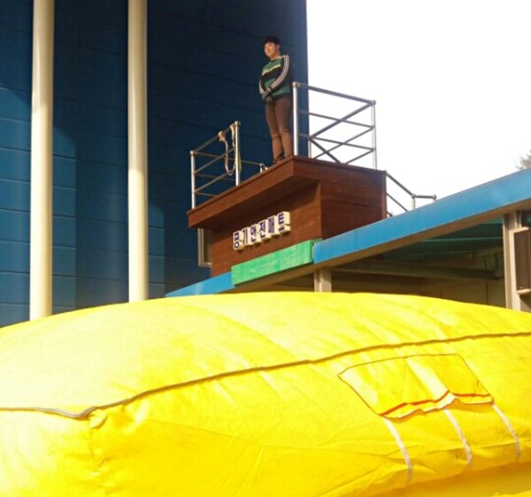 공기안전매트 체험을 하는 시민의 모습 / 사진.소방청 블로그