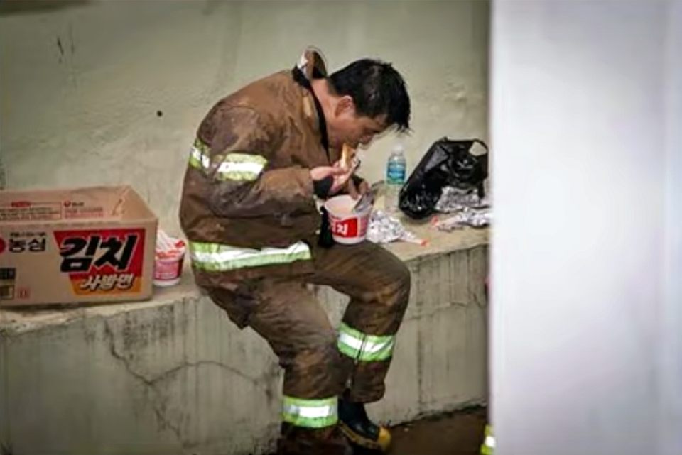 "연산동 화재 현장 새벽 1시부터 이어진 화재 진압을 마치고 끼니를 해결하는 소방관들 고생 많으셨습니다"(2015.4.3.부산 연제구 거제동 중고자동차 매매단지 화재현장) / 사진.부산경찰청 페이스북 