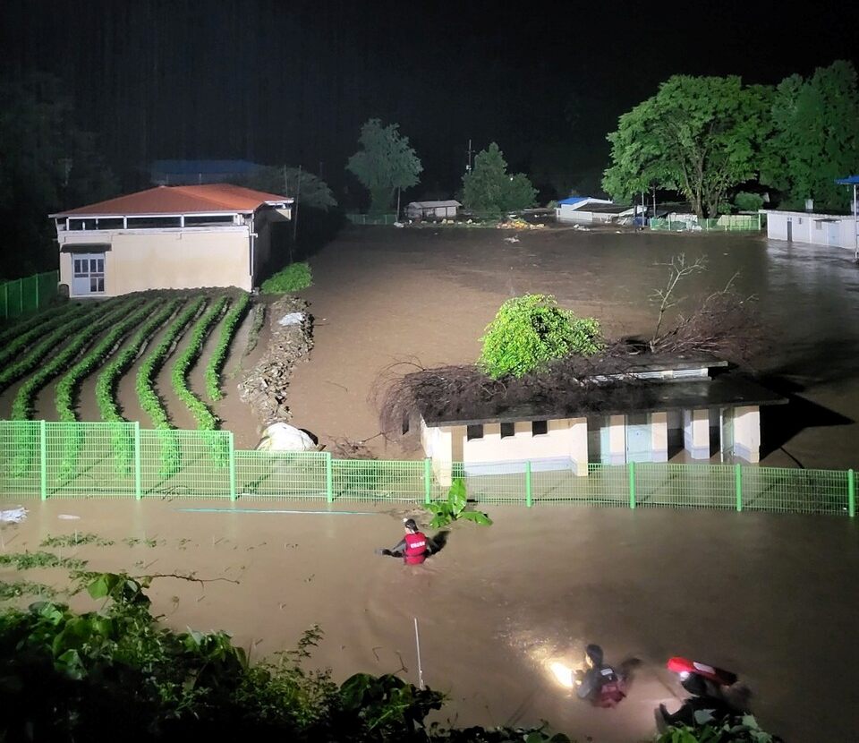 폭우로 침수 피해를 입은 경북지역 마을에 소방대원들이 구조 작업을 펼치고 있다(2024.7.8) / 사진.경북소방본부