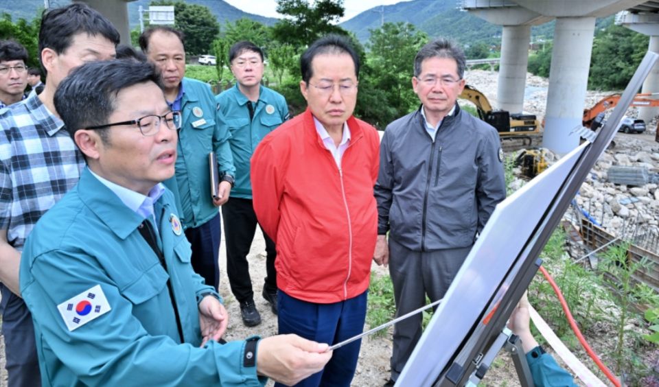 대구시 군위군 부계면에서 홍준표 대구시장이 수해 복구 현장 대책을 듣고 있다.(2024.7.17) / 사진.대구시