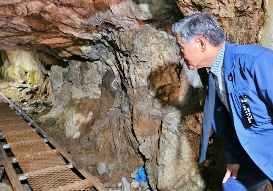 이창희 유족회 이사가 경산 코발트광산 수평갱도 내부를 보고 있다.(2024.10.11) / 사진.평화뉴스 정준민 기자