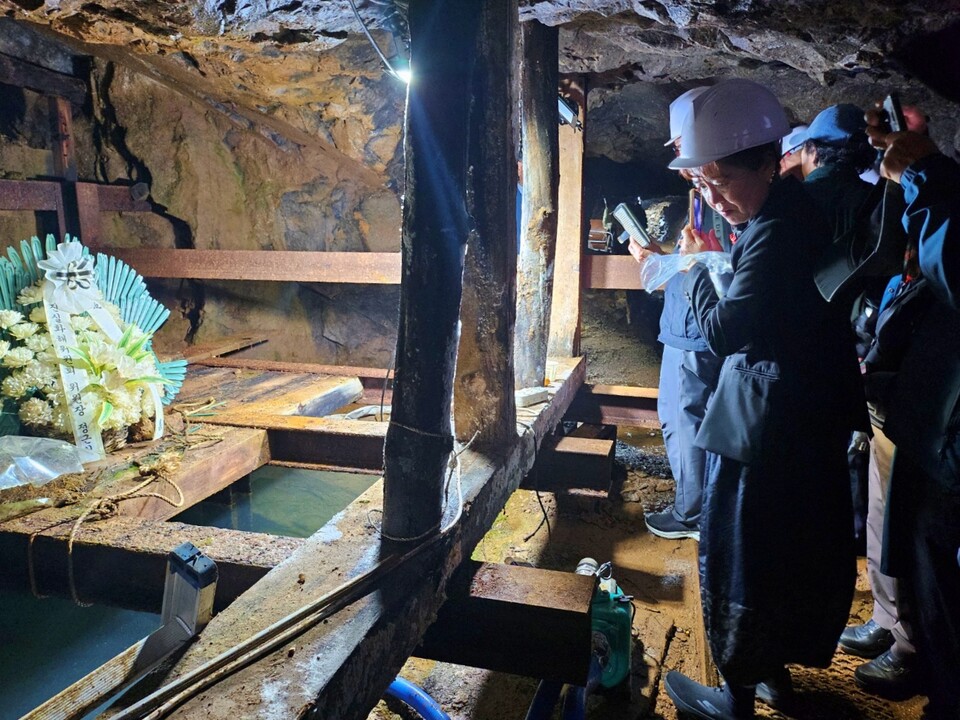 경산 코발트광산 수평갱도에 물이 찬 곳을 둘러보는 유족들(2024.10.11) / 사진.평화뉴스 정준민 기자