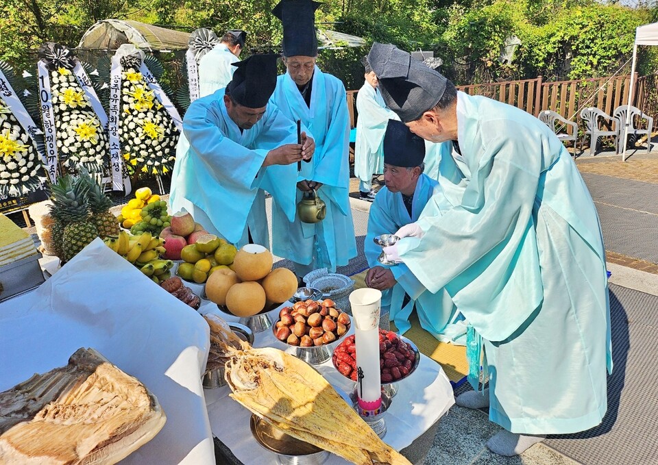 유족들이 고유제를 지내고 있다.(2024.10.11) / 사진.평화뉴스 정준민 기자
