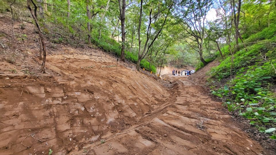 김천 돌고개 민간인 희생자 학살터. 지난 9월 1차 유해 발굴이 마무리 됐다. 유해 발굴을 위해 사전에 산을 땅을 다져놓아 누런 흙이 드러났다.(2024.10.11) / 사진.평화뉴스 김영화 기자