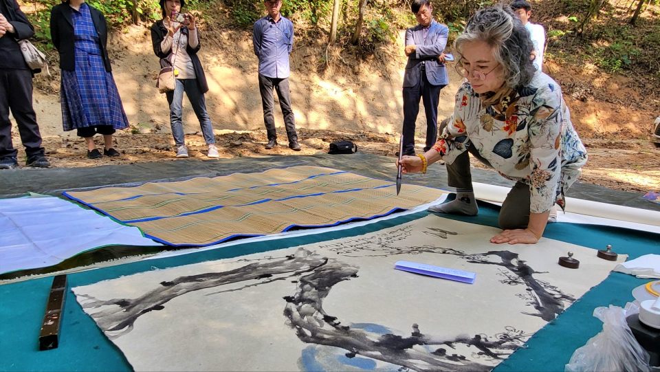 대구 10월항쟁 유족인 이향 화가가 김천 돌고개 진혼제에서 그림과 글을 통해 희생자들을 추모하고 있다.(2024.10.11) / 사진.평화뉴스 김영화 기자