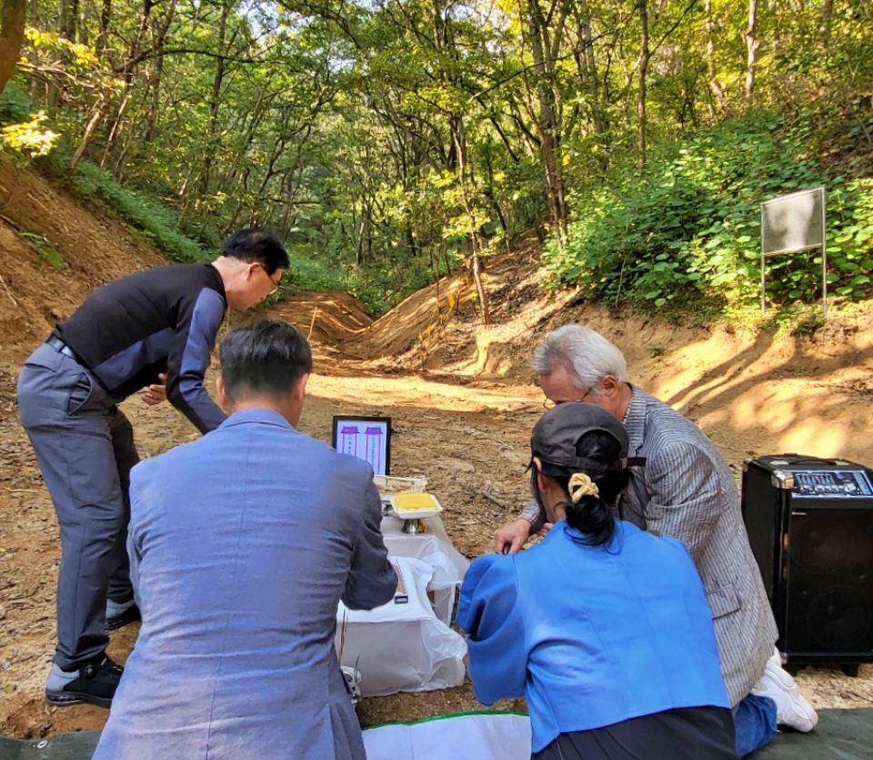 제사상을 차려 희생자들에게 술 한 잔을 올리는 시민들(2024.10.11) / 사진.평화뉴스 김영화 기자
