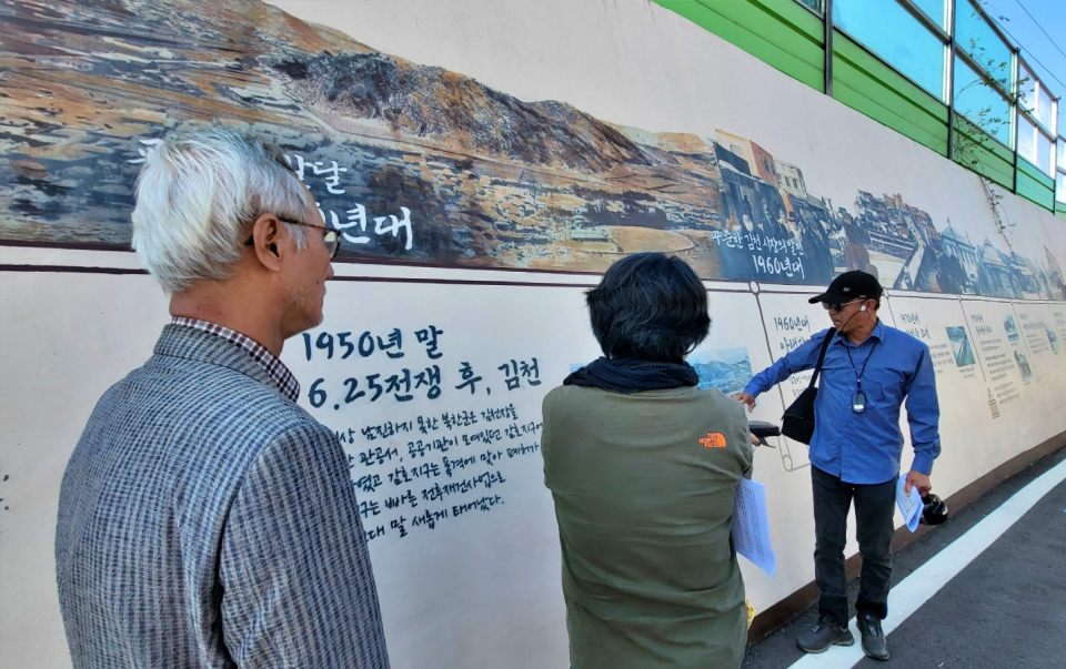 '경북 김천지역 10월항쟁 유적지탐방' 일환으로 전쟁 전후 역사에 대해 설명하고 있다.(2024.10.11) / 사진.평화뉴스 김영화 기자  