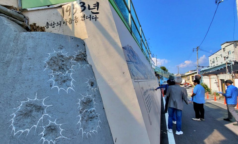 1950년 6.25 전쟁 당시 미군 폭격으로 총탄 자국이 남은 담벼락. 김천 황금동 한신아파트 건너편 철도 굴다리(2024.10.11) / 사진.평화뉴스 김영화 기자 