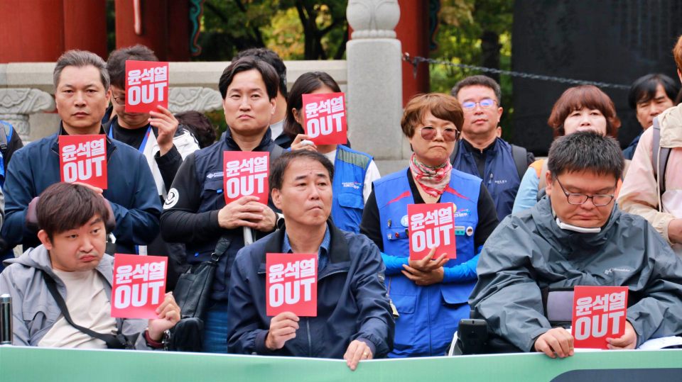 "윤석열 OUT, 퇴진하라" 피켓팅 중인 시민들(2024.10.15) / 사진.민주노총대구본부 