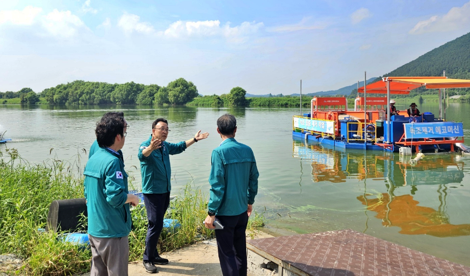 최종원 낙동강유역환경청장이 경남 창녕함안보의 녹조 비점오염저감시설을 점검하고 있다.(2024.8.26) / 사진 출처.낙동강유역환경청