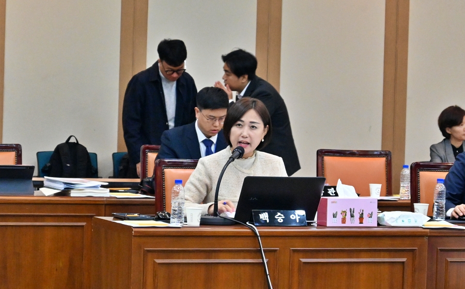 더불어민주당 백승아 의원이 대구교육청 국정감사에서 군위 통학구역 조정 정책을 비판하고 있다.(2024.10.17) / 사진.평화뉴스 정준민 기자