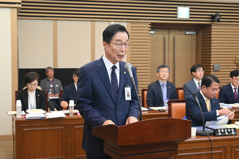 임종식 경북도교육감이 업무보고 중이다.(2024.10.17) / 사진.평화뉴스 정준민 기자