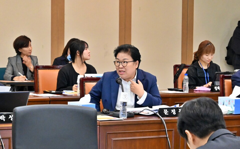 문정복 의원이 국정감사에서 경북교육청을 상대로 질의하고 있다.(2024.10.17) / 사진.평화뉴스 정준민 기자