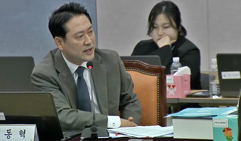 국민의힘 장동혁 의원이 돌려차기 사건 형량이 줄어든 것에 대해 대구고법원장을 질타하고 있다.(2024.10.17) / 사진.국회