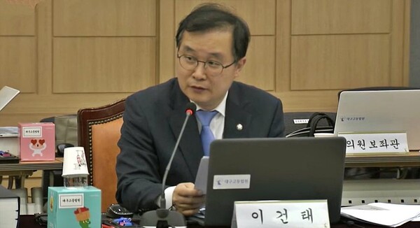 이건태 민주당 의원도 김건희 여사에 대한 도이치모터스 주가 조작 의혹 불기소 처분에 대해 검찰을 비판하고 있다.(2024.10.17) / 사진.국회