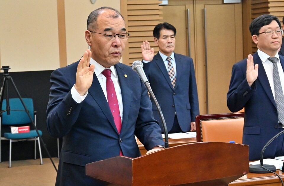 홍원화 경북대 총장이 선서하고 있다.(2024.10.17) / 사진.평화뉴스 정준민 기자