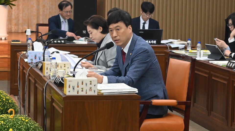 정성국 국민의힘 의원이 경북대 교수 채용 비리에 대해 질의하고 있다.(2024.10.17) / 사진.평화뉴스 정준민 기자