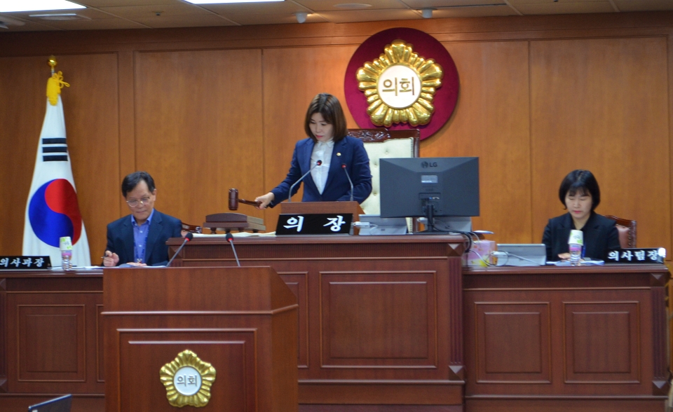 대구 중구의회 제300회 본회의에서 배태숙 의장이 개회를 선언하고 있다.(2024.9.2) / 사진 출처.대구 중구의회