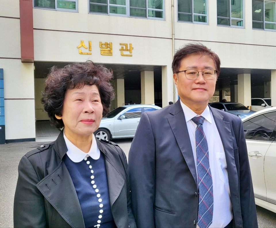 '대구 미문화원 폭파사건' 고문 피해자인 신창일(오른쪽)씨와 부인 전정순씨(왼쪽)가 41년 만에 재심 재판에서 '국보법 위반' 무죄를 선고 받고 나와 눈시울이 붉어졌다.(2024.10.23.대구지방법원 앞) / 사진. 평화뉴스 김영화 기자