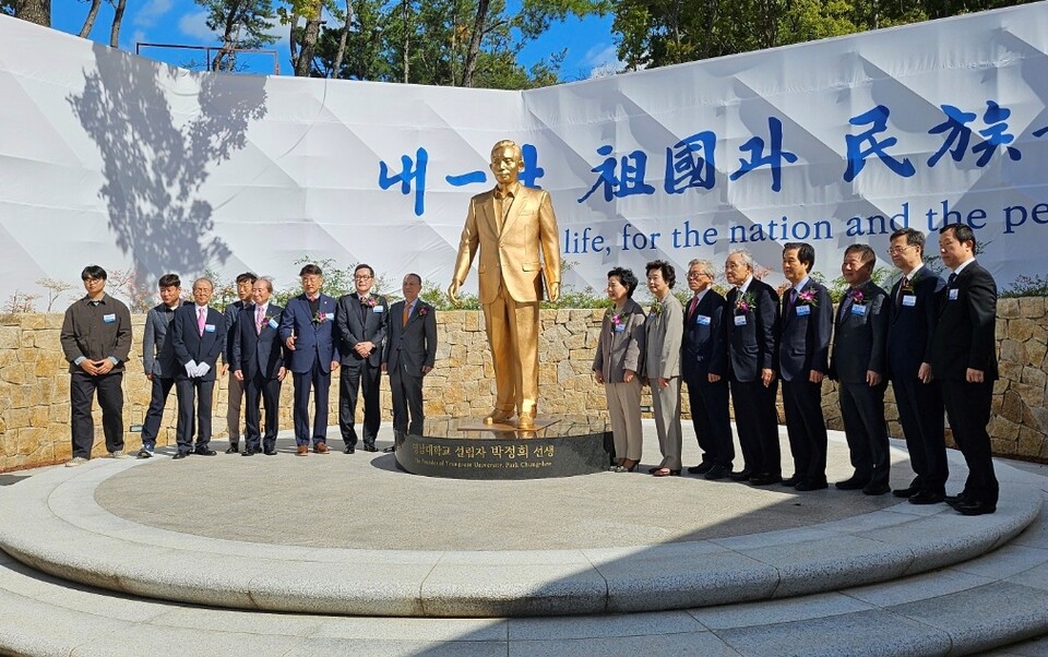 제막식에 참석한 인사들이 동상 주위에 모여 기념사진을 찍고 있다.(2024.10.23) / 사진.평화뉴스 정준민 기자