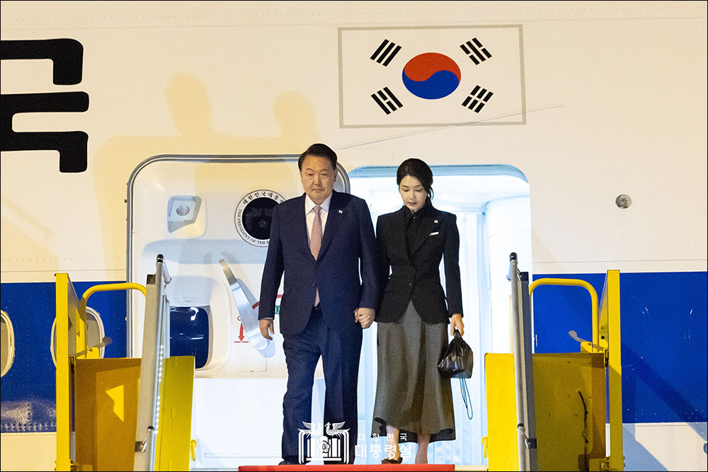 라오스 공항에 도착한 윤석열 대통령 부부(2024.10.9) / 사진 출처. 대통령실