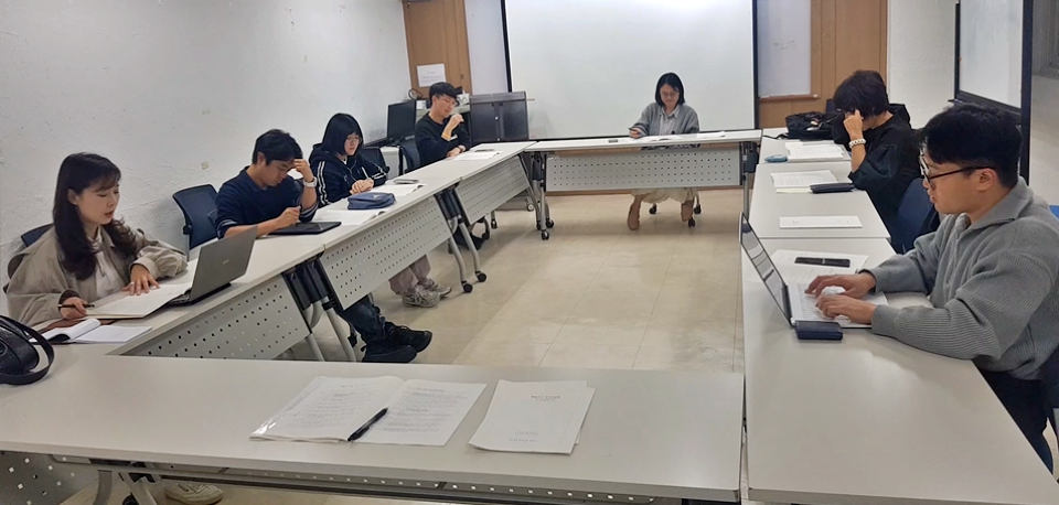 평화뉴스 독자위원회 9기 3차(전체83차) 회의...(왼쪽부터)김영화 편집장, 신동우, 김수현, 이동민, 도교동, 현유림, 이정미 위원, 정준민 기자(2024.10.22.대구 혁신 공간 '바람' 상상홀) / 사진.평화뉴스 유지웅 기자