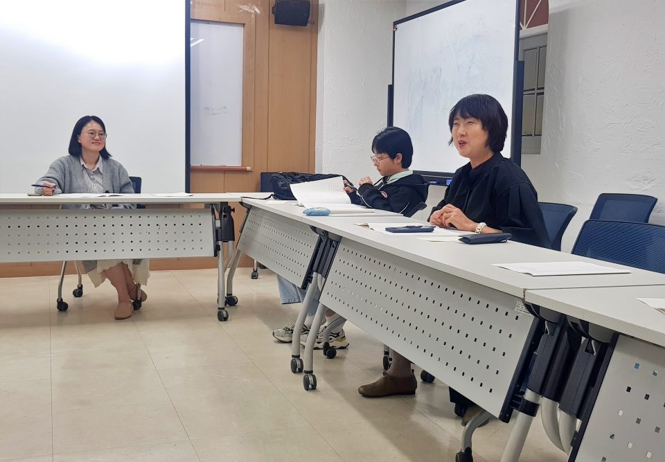 도교동, 현유림, 이정미 위원이 회의에서 기사를 평가하고 있다.(2024.10.22) / 사진.평화뉴스 유지웅 기자