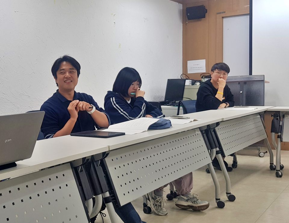 신동우, 김수현, 이동민 위원이 독자위 회의에서 의견을 나누고 있다.(2024.10.22) / 사진.평화뉴스 유지웅 기자